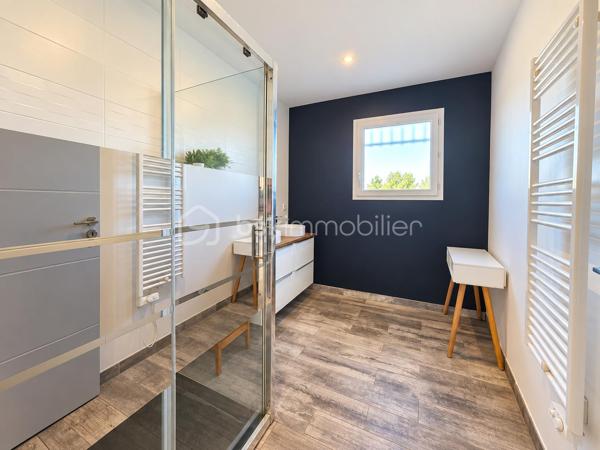 Et si votre prochaine maison avait déjà un petit goût de vacances ? ☀️🌴

Découvrez cette belle maison contemporaine de 111 m² habitables, implantée sur une parcelle de 772 m², offrant de beaux volumes, une vraie luminosité et des extérieurs pensés pour profiter pleinement des beaux jours. 😍

❤️ UNE PIÈCE DE VIE QUI DONNE ENVIE DE RECEVOIR

Dès l’entrée, vous découvrez une grande pièce de vie lumineuse et ouverte, réunissant salon, salle à manger et cuisine dans une ambiance moderne et conviviale.

🍽️ La cuisine équipée avec son grand îlot central s’intègre parfaitement à cet espace : idéale pour cuisiner tout en profitant de sa famille ou de ses invités.

🛏️ CÔTÉ NUIT

La maison propose 3 chambres, permettant d'accueillir confortablement toute la famille ou d'aménager un espace bureau.

🚿 Une salle d’eau et un WC séparé complètent l’ensemble.

🧺 Une buanderie indépendante apporte un vrai plus au quotidien, tandis que le garage 🚗 offre un espace supplémentaire pour stationner et ranger.

🌴 DEUX TERRASSES & UNE PISCINE… L’ÉTÉ PEUT COMMENCER ! 🏊‍♂️☀️

C’est probablement l’un des gros coups de cœur de cette maison. ❤️

Vous profitez de deux terrasses aux ambiances différentes : une terrasse couverte, parfaite pour déjeuner à l’ombre, installer un salon extérieur ou prolonger les soirées d’été 🌙🍹, ainsi qu’une seconde terrasse directement devant la piscine pour les transats et les journées farniente au bord de l’eau. 😎🏊‍♂️

Le tout prend place sur une parcelle de 772 m², avec suffisamment d’espace pour profiter pleinement de l’extérieur. 🌿

✨ LES ATOUTS EN UN COUP D’ŒIL : 111 m² habitables • 772 m² de terrain 🌳 • 3 chambres 🛏️ • salle d’eau 🚿 • WC séparé 🚽 • grande pièce de vie lumineuse ☀️ • cuisine équipée avec îlot 🍽️ • buanderie 🧺 • garage 🚗 • climatisation ❄️ • 2 terrasses dont une couverte 🌴 • terrasse devant la piscine ☀️ • piscine 🏊‍♂️

💙 Une maison contemporaine, fonctionnelle et conviviale, où l’intérieur se prolonge naturellement vers l’extérieur.

📸 Vous aimez les photos ? Attendez de découvrir l’ambiance sur place…

📲 Contactez-moi pour organiser votre visite. Une maison comme celle-ci se découvre encore mieux en vrai ! 🔑🏡
