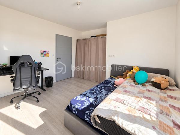 Et si votre prochaine maison avait déjà un petit goût de vacances ? ☀️🌴

Découvrez cette belle maison contemporaine de 111 m² habitables, implantée sur une parcelle de 772 m², offrant de beaux volumes, une vraie luminosité et des extérieurs pensés pour profiter pleinement des beaux jours. 😍

❤️ UNE PIÈCE DE VIE QUI DONNE ENVIE DE RECEVOIR

Dès l’entrée, vous découvrez une grande pièce de vie lumineuse et ouverte, réunissant salon, salle à manger et cuisine dans une ambiance moderne et conviviale.

🍽️ La cuisine équipée avec son grand îlot central s’intègre parfaitement à cet espace : idéale pour cuisiner tout en profitant de sa famille ou de ses invités.

🛏️ CÔTÉ NUIT

La maison propose 3 chambres, permettant d'accueillir confortablement toute la famille ou d'aménager un espace bureau.

🚿 Une salle d’eau et un WC séparé complètent l’ensemble.

🧺 Une buanderie indépendante apporte un vrai plus au quotidien, tandis que le garage 🚗 offre un espace supplémentaire pour stationner et ranger.

🌴 DEUX TERRASSES & UNE PISCINE… L’ÉTÉ PEUT COMMENCER ! 🏊‍♂️☀️

C’est probablement l’un des gros coups de cœur de cette maison. ❤️

Vous profitez de deux terrasses aux ambiances différentes : une terrasse couverte, parfaite pour déjeuner à l’ombre, installer un salon extérieur ou prolonger les soirées d’été 🌙🍹, ainsi qu’une seconde terrasse directement devant la piscine pour les transats et les journées farniente au bord de l’eau. 😎🏊‍♂️

Le tout prend place sur une parcelle de 772 m², avec suffisamment d’espace pour profiter pleinement de l’extérieur. 🌿

✨ LES ATOUTS EN UN COUP D’ŒIL : 111 m² habitables • 772 m² de terrain 🌳 • 3 chambres 🛏️ • salle d’eau 🚿 • WC séparé 🚽 • grande pièce de vie lumineuse ☀️ • cuisine équipée avec îlot 🍽️ • buanderie 🧺 • garage 🚗 • climatisation ❄️ • 2 terrasses dont une couverte 🌴 • terrasse devant la piscine ☀️ • piscine 🏊‍♂️

💙 Une maison contemporaine, fonctionnelle et conviviale, où l’intérieur se prolonge naturellement vers l’extérieur.

📸 Vous aimez les photos ? Attendez de découvrir l’ambiance sur place…

📲 Contactez-moi pour organiser votre visite. Une maison comme celle-ci se découvre encore mieux en vrai ! 🔑🏡