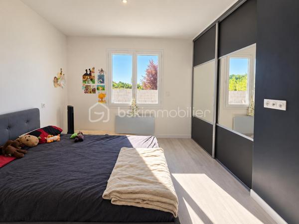 Et si votre prochaine maison avait déjà un petit goût de vacances ? ☀️🌴

Découvrez cette belle maison contemporaine de 111 m² habitables, implantée sur une parcelle de 772 m², offrant de beaux volumes, une vraie luminosité et des extérieurs pensés pour profiter pleinement des beaux jours. 😍

❤️ UNE PIÈCE DE VIE QUI DONNE ENVIE DE RECEVOIR

Dès l’entrée, vous découvrez une grande pièce de vie lumineuse et ouverte, réunissant salon, salle à manger et cuisine dans une ambiance moderne et conviviale.

🍽️ La cuisine équipée avec son grand îlot central s’intègre parfaitement à cet espace : idéale pour cuisiner tout en profitant de sa famille ou de ses invités.

🛏️ CÔTÉ NUIT

La maison propose 3 chambres, permettant d'accueillir confortablement toute la famille ou d'aménager un espace bureau.

🚿 Une salle d’eau et un WC séparé complètent l’ensemble.

🧺 Une buanderie indépendante apporte un vrai plus au quotidien, tandis que le garage 🚗 offre un espace supplémentaire pour stationner et ranger.

🌴 DEUX TERRASSES & UNE PISCINE… L’ÉTÉ PEUT COMMENCER ! 🏊‍♂️☀️

C’est probablement l’un des gros coups de cœur de cette maison. ❤️

Vous profitez de deux terrasses aux ambiances différentes : une terrasse couverte, parfaite pour déjeuner à l’ombre, installer un salon extérieur ou prolonger les soirées d’été 🌙🍹, ainsi qu’une seconde terrasse directement devant la piscine pour les transats et les journées farniente au bord de l’eau. 😎🏊‍♂️

Le tout prend place sur une parcelle de 772 m², avec suffisamment d’espace pour profiter pleinement de l’extérieur. 🌿

✨ LES ATOUTS EN UN COUP D’ŒIL : 111 m² habitables • 772 m² de terrain 🌳 • 3 chambres 🛏️ • salle d’eau 🚿 • WC séparé 🚽 • grande pièce de vie lumineuse ☀️ • cuisine équipée avec îlot 🍽️ • buanderie 🧺 • garage 🚗 • climatisation ❄️ • 2 terrasses dont une couverte 🌴 • terrasse devant la piscine ☀️ • piscine 🏊‍♂️

💙 Une maison contemporaine, fonctionnelle et conviviale, où l’intérieur se prolonge naturellement vers l’extérieur.

📸 Vous aimez les photos ? Attendez de découvrir l’ambiance sur place…

📲 Contactez-moi pour organiser votre visite. Une maison comme celle-ci se découvre encore mieux en vrai ! 🔑🏡