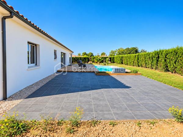 Et si votre prochaine maison avait déjà un petit goût de vacances ? ☀️🌴

Découvrez cette belle maison contemporaine de 111 m² habitables, implantée sur une parcelle de 772 m², offrant de beaux volumes, une vraie luminosité et des extérieurs pensés pour profiter pleinement des beaux jours. 😍

❤️ UNE PIÈCE DE VIE QUI DONNE ENVIE DE RECEVOIR

Dès l’entrée, vous découvrez une grande pièce de vie lumineuse et ouverte, réunissant salon, salle à manger et cuisine dans une ambiance moderne et conviviale.

🍽️ La cuisine équipée avec son grand îlot central s’intègre parfaitement à cet espace : idéale pour cuisiner tout en profitant de sa famille ou de ses invités.

🛏️ CÔTÉ NUIT

La maison propose 3 chambres, permettant d'accueillir confortablement toute la famille ou d'aménager un espace bureau.

🚿 Une salle d’eau et un WC séparé complètent l’ensemble.

🧺 Une buanderie indépendante apporte un vrai plus au quotidien, tandis que le garage 🚗 offre un espace supplémentaire pour stationner et ranger.

🌴 DEUX TERRASSES & UNE PISCINE… L’ÉTÉ PEUT COMMENCER ! 🏊‍♂️☀️

C’est probablement l’un des gros coups de cœur de cette maison. ❤️

Vous profitez de deux terrasses aux ambiances différentes : une terrasse couverte, parfaite pour déjeuner à l’ombre, installer un salon extérieur ou prolonger les soirées d’été 🌙🍹, ainsi qu’une seconde terrasse directement devant la piscine pour les transats et les journées farniente au bord de l’eau. 😎🏊‍♂️

Le tout prend place sur une parcelle de 772 m², avec suffisamment d’espace pour profiter pleinement de l’extérieur. 🌿

✨ LES ATOUTS EN UN COUP D’ŒIL : 111 m² habitables • 772 m² de terrain 🌳 • 3 chambres 🛏️ • salle d’eau 🚿 • WC séparé 🚽 • grande pièce de vie lumineuse ☀️ • cuisine équipée avec îlot 🍽️ • buanderie 🧺 • garage 🚗 • climatisation ❄️ • 2 terrasses dont une couverte 🌴 • terrasse devant la piscine ☀️ • piscine 🏊‍♂️

💙 Une maison contemporaine, fonctionnelle et conviviale, où l’intérieur se prolonge naturellement vers l’extérieur.

📸 Vous aimez les photos ? Attendez de découvrir l’ambiance sur place…

📲 Contactez-moi pour organiser votre visite. Une maison comme celle-ci se découvre encore mieux en vrai ! 🔑🏡