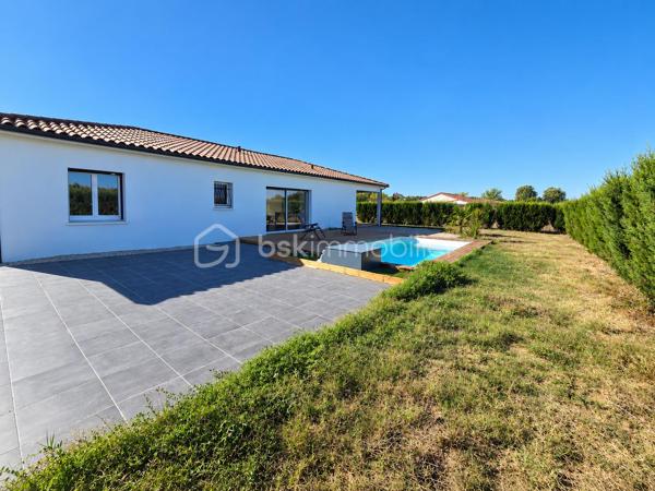 Et si votre prochaine maison avait déjà un petit goût de vacances ? ☀️🌴

Découvrez cette belle maison contemporaine de 111 m² habitables, implantée sur une parcelle de 772 m², offrant de beaux volumes, une vraie luminosité et des extérieurs pensés pour profiter pleinement des beaux jours. 😍

❤️ UNE PIÈCE DE VIE QUI DONNE ENVIE DE RECEVOIR

Dès l’entrée, vous découvrez une grande pièce de vie lumineuse et ouverte, réunissant salon, salle à manger et cuisine dans une ambiance moderne et conviviale.

🍽️ La cuisine équipée avec son grand îlot central s’intègre parfaitement à cet espace : idéale pour cuisiner tout en profitant de sa famille ou de ses invités.

🛏️ CÔTÉ NUIT

La maison propose 3 chambres, permettant d'accueillir confortablement toute la famille ou d'aménager un espace bureau.

🚿 Une salle d’eau et un WC séparé complètent l’ensemble.

🧺 Une buanderie indépendante apporte un vrai plus au quotidien, tandis que le garage 🚗 offre un espace supplémentaire pour stationner et ranger.

🌴 DEUX TERRASSES & UNE PISCINE… L’ÉTÉ PEUT COMMENCER ! 🏊‍♂️☀️

C’est probablement l’un des gros coups de cœur de cette maison. ❤️

Vous profitez de deux terrasses aux ambiances différentes : une terrasse couverte, parfaite pour déjeuner à l’ombre, installer un salon extérieur ou prolonger les soirées d’été 🌙🍹, ainsi qu’une seconde terrasse directement devant la piscine pour les transats et les journées farniente au bord de l’eau. 😎🏊‍♂️

Le tout prend place sur une parcelle de 772 m², avec suffisamment d’espace pour profiter pleinement de l’extérieur. 🌿

✨ LES ATOUTS EN UN COUP D’ŒIL : 111 m² habitables • 772 m² de terrain 🌳 • 3 chambres 🛏️ • salle d’eau 🚿 • WC séparé 🚽 • grande pièce de vie lumineuse ☀️ • cuisine équipée avec îlot 🍽️ • buanderie 🧺 • garage 🚗 • climatisation ❄️ • 2 terrasses dont une couverte 🌴 • terrasse devant la piscine ☀️ • piscine 🏊‍♂️

💙 Une maison contemporaine, fonctionnelle et conviviale, où l’intérieur se prolonge naturellement vers l’extérieur.

📸 Vous aimez les photos ? Attendez de découvrir l’ambiance sur place…

📲 Contactez-moi pour organiser votre visite. Une maison comme celle-ci se découvre encore mieux en vrai ! 🔑🏡