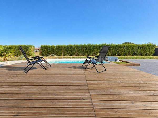 Et si votre prochaine maison avait déjà un petit goût de vacances ? ☀️🌴

Découvrez cette belle maison contemporaine de 111 m² habitables, implantée sur une parcelle de 772 m², offrant de beaux volumes, une vraie luminosité et des extérieurs pensés pour profiter pleinement des beaux jours. 😍

❤️ UNE PIÈCE DE VIE QUI DONNE ENVIE DE RECEVOIR

Dès l’entrée, vous découvrez une grande pièce de vie lumineuse et ouverte, réunissant salon, salle à manger et cuisine dans une ambiance moderne et conviviale.

🍽️ La cuisine équipée avec son grand îlot central s’intègre parfaitement à cet espace : idéale pour cuisiner tout en profitant de sa famille ou de ses invités.

🛏️ CÔTÉ NUIT

La maison propose 3 chambres, permettant d'accueillir confortablement toute la famille ou d'aménager un espace bureau.

🚿 Une salle d’eau et un WC séparé complètent l’ensemble.

🧺 Une buanderie indépendante apporte un vrai plus au quotidien, tandis que le garage 🚗 offre un espace supplémentaire pour stationner et ranger.

🌴 DEUX TERRASSES & UNE PISCINE… L’ÉTÉ PEUT COMMENCER ! 🏊‍♂️☀️

C’est probablement l’un des gros coups de cœur de cette maison. ❤️

Vous profitez de deux terrasses aux ambiances différentes : une terrasse couverte, parfaite pour déjeuner à l’ombre, installer un salon extérieur ou prolonger les soirées d’été 🌙🍹, ainsi qu’une seconde terrasse directement devant la piscine pour les transats et les journées farniente au bord de l’eau. 😎🏊‍♂️

Le tout prend place sur une parcelle de 772 m², avec suffisamment d’espace pour profiter pleinement de l’extérieur. 🌿

✨ LES ATOUTS EN UN COUP D’ŒIL : 111 m² habitables • 772 m² de terrain 🌳 • 3 chambres 🛏️ • salle d’eau 🚿 • WC séparé 🚽 • grande pièce de vie lumineuse ☀️ • cuisine équipée avec îlot 🍽️ • buanderie 🧺 • garage 🚗 • climatisation ❄️ • 2 terrasses dont une couverte 🌴 • terrasse devant la piscine ☀️ • piscine 🏊‍♂️

💙 Une maison contemporaine, fonctionnelle et conviviale, où l’intérieur se prolonge naturellement vers l’extérieur.

📸 Vous aimez les photos ? Attendez de découvrir l’ambiance sur place…

📲 Contactez-moi pour organiser votre visite. Une maison comme celle-ci se découvre encore mieux en vrai ! 🔑🏡