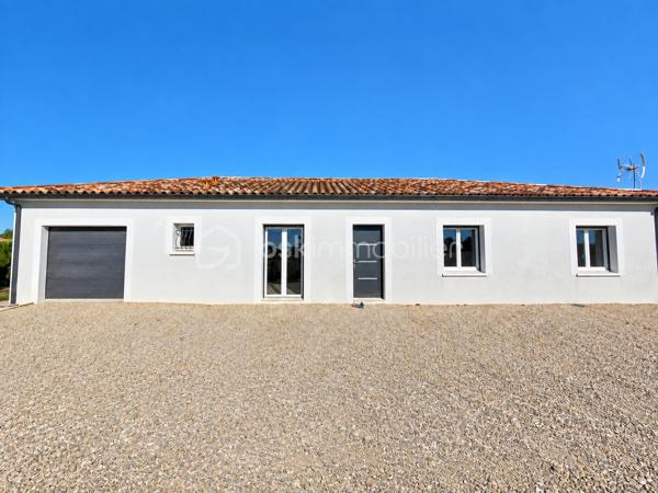 Et si votre prochaine maison avait déjà un petit goût de vacances ? ☀️🌴

Découvrez cette belle maison contemporaine de 111 m² habitables, implantée sur une parcelle de 772 m², offrant de beaux volumes, une vraie luminosité et des extérieurs pensés pour profiter pleinement des beaux jours. 😍

❤️ UNE PIÈCE DE VIE QUI DONNE ENVIE DE RECEVOIR

Dès l’entrée, vous découvrez une grande pièce de vie lumineuse et ouverte, réunissant salon, salle à manger et cuisine dans une ambiance moderne et conviviale.

🍽️ La cuisine équipée avec son grand îlot central s’intègre parfaitement à cet espace : idéale pour cuisiner tout en profitant de sa famille ou de ses invités.

🛏️ CÔTÉ NUIT

La maison propose 3 chambres, permettant d'accueillir confortablement toute la famille ou d'aménager un espace bureau.

🚿 Une salle d’eau et un WC séparé complètent l’ensemble.

🧺 Une buanderie indépendante apporte un vrai plus au quotidien, tandis que le garage 🚗 offre un espace supplémentaire pour stationner et ranger.

🌴 DEUX TERRASSES & UNE PISCINE… L’ÉTÉ PEUT COMMENCER ! 🏊‍♂️☀️

C’est probablement l’un des gros coups de cœur de cette maison. ❤️

Vous profitez de deux terrasses aux ambiances différentes : une terrasse couverte, parfaite pour déjeuner à l’ombre, installer un salon extérieur ou prolonger les soirées d’été 🌙🍹, ainsi qu’une seconde terrasse directement devant la piscine pour les transats et les journées farniente au bord de l’eau. 😎🏊‍♂️

Le tout prend place sur une parcelle de 772 m², avec suffisamment d’espace pour profiter pleinement de l’extérieur. 🌿

✨ LES ATOUTS EN UN COUP D’ŒIL : 111 m² habitables • 772 m² de terrain 🌳 • 3 chambres 🛏️ • salle d’eau 🚿 • WC séparé 🚽 • grande pièce de vie lumineuse ☀️ • cuisine équipée avec îlot 🍽️ • buanderie 🧺 • garage 🚗 • climatisation ❄️ • 2 terrasses dont une couverte 🌴 • terrasse devant la piscine ☀️ • piscine 🏊‍♂️

💙 Une maison contemporaine, fonctionnelle et conviviale, où l’intérieur se prolonge naturellement vers l’extérieur.

📸 Vous aimez les photos ? Attendez de découvrir l’ambiance sur place…

📲 Contactez-moi pour organiser votre visite. Une maison comme celle-ci se découvre encore mieux en vrai ! 🔑🏡
