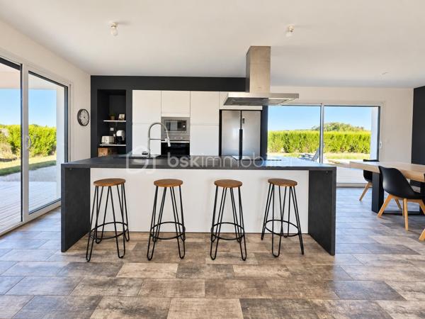 Et si votre prochaine maison avait déjà un petit goût de vacances ? ☀️🌴

Découvrez cette belle maison contemporaine de 111 m² habitables, implantée sur une parcelle de 772 m², offrant de beaux volumes, une vraie luminosité et des extérieurs pensés pour profiter pleinement des beaux jours. 😍

❤️ UNE PIÈCE DE VIE QUI DONNE ENVIE DE RECEVOIR

Dès l’entrée, vous découvrez une grande pièce de vie lumineuse et ouverte, réunissant salon, salle à manger et cuisine dans une ambiance moderne et conviviale.

🍽️ La cuisine équipée avec son grand îlot central s’intègre parfaitement à cet espace : idéale pour cuisiner tout en profitant de sa famille ou de ses invités.

🛏️ CÔTÉ NUIT

La maison propose 3 chambres, permettant d'accueillir confortablement toute la famille ou d'aménager un espace bureau.

🚿 Une salle d’eau et un WC séparé complètent l’ensemble.

🧺 Une buanderie indépendante apporte un vrai plus au quotidien, tandis que le garage 🚗 offre un espace supplémentaire pour stationner et ranger.

🌴 DEUX TERRASSES & UNE PISCINE… L’ÉTÉ PEUT COMMENCER ! 🏊‍♂️☀️

C’est probablement l’un des gros coups de cœur de cette maison. ❤️

Vous profitez de deux terrasses aux ambiances différentes : une terrasse couverte, parfaite pour déjeuner à l’ombre, installer un salon extérieur ou prolonger les soirées d’été 🌙🍹, ainsi qu’une seconde terrasse directement devant la piscine pour les transats et les journées farniente au bord de l’eau. 😎🏊‍♂️

Le tout prend place sur une parcelle de 772 m², avec suffisamment d’espace pour profiter pleinement de l’extérieur. 🌿

✨ LES ATOUTS EN UN COUP D’ŒIL : 111 m² habitables • 772 m² de terrain 🌳 • 3 chambres 🛏️ • salle d’eau 🚿 • WC séparé 🚽 • grande pièce de vie lumineuse ☀️ • cuisine équipée avec îlot 🍽️ • buanderie 🧺 • garage 🚗 • climatisation ❄️ • 2 terrasses dont une couverte 🌴 • terrasse devant la piscine ☀️ • piscine 🏊‍♂️

💙 Une maison contemporaine, fonctionnelle et conviviale, où l’intérieur se prolonge naturellement vers l’extérieur.

📸 Vous aimez les photos ? Attendez de découvrir l’ambiance sur place…

📲 Contactez-moi pour organiser votre visite. Une maison comme celle-ci se découvre encore mieux en vrai ! 🔑🏡