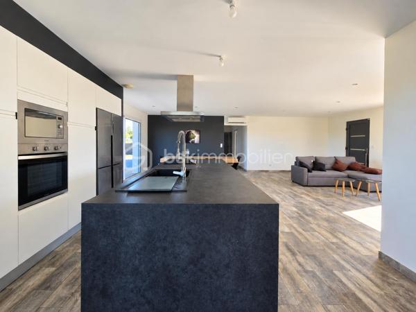 Et si votre prochaine maison avait déjà un petit goût de vacances ? ☀️🌴

Découvrez cette belle maison contemporaine de 111 m² habitables, implantée sur une parcelle de 772 m², offrant de beaux volumes, une vraie luminosité et des extérieurs pensés pour profiter pleinement des beaux jours. 😍

❤️ UNE PIÈCE DE VIE QUI DONNE ENVIE DE RECEVOIR

Dès l’entrée, vous découvrez une grande pièce de vie lumineuse et ouverte, réunissant salon, salle à manger et cuisine dans une ambiance moderne et conviviale.

🍽️ La cuisine équipée avec son grand îlot central s’intègre parfaitement à cet espace : idéale pour cuisiner tout en profitant de sa famille ou de ses invités.

🛏️ CÔTÉ NUIT

La maison propose 3 chambres, permettant d'accueillir confortablement toute la famille ou d'aménager un espace bureau.

🚿 Une salle d’eau et un WC séparé complètent l’ensemble.

🧺 Une buanderie indépendante apporte un vrai plus au quotidien, tandis que le garage 🚗 offre un espace supplémentaire pour stationner et ranger.

🌴 DEUX TERRASSES & UNE PISCINE… L’ÉTÉ PEUT COMMENCER ! 🏊‍♂️☀️

C’est probablement l’un des gros coups de cœur de cette maison. ❤️

Vous profitez de deux terrasses aux ambiances différentes : une terrasse couverte, parfaite pour déjeuner à l’ombre, installer un salon extérieur ou prolonger les soirées d’été 🌙🍹, ainsi qu’une seconde terrasse directement devant la piscine pour les transats et les journées farniente au bord de l’eau. 😎🏊‍♂️

Le tout prend place sur une parcelle de 772 m², avec suffisamment d’espace pour profiter pleinement de l’extérieur. 🌿

✨ LES ATOUTS EN UN COUP D’ŒIL : 111 m² habitables • 772 m² de terrain 🌳 • 3 chambres 🛏️ • salle d’eau 🚿 • WC séparé 🚽 • grande pièce de vie lumineuse ☀️ • cuisine équipée avec îlot 🍽️ • buanderie 🧺 • garage 🚗 • climatisation ❄️ • 2 terrasses dont une couverte 🌴 • terrasse devant la piscine ☀️ • piscine 🏊‍♂️

💙 Une maison contemporaine, fonctionnelle et conviviale, où l’intérieur se prolonge naturellement vers l’extérieur.

📸 Vous aimez les photos ? Attendez de découvrir l’ambiance sur place…

📲 Contactez-moi pour organiser votre visite. Une maison comme celle-ci se découvre encore mieux en vrai ! 🔑🏡