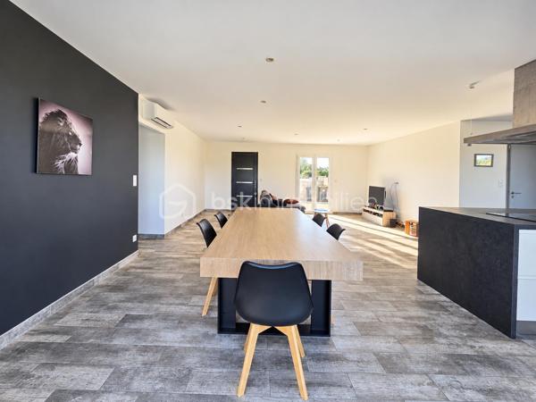 Et si votre prochaine maison avait déjà un petit goût de vacances ? ☀️🌴

Découvrez cette belle maison contemporaine de 111 m² habitables, implantée sur une parcelle de 772 m², offrant de beaux volumes, une vraie luminosité et des extérieurs pensés pour profiter pleinement des beaux jours. 😍

❤️ UNE PIÈCE DE VIE QUI DONNE ENVIE DE RECEVOIR

Dès l’entrée, vous découvrez une grande pièce de vie lumineuse et ouverte, réunissant salon, salle à manger et cuisine dans une ambiance moderne et conviviale.

🍽️ La cuisine équipée avec son grand îlot central s’intègre parfaitement à cet espace : idéale pour cuisiner tout en profitant de sa famille ou de ses invités.

🛏️ CÔTÉ NUIT

La maison propose 3 chambres, permettant d'accueillir confortablement toute la famille ou d'aménager un espace bureau.

🚿 Une salle d’eau et un WC séparé complètent l’ensemble.

🧺 Une buanderie indépendante apporte un vrai plus au quotidien, tandis que le garage 🚗 offre un espace supplémentaire pour stationner et ranger.

🌴 DEUX TERRASSES & UNE PISCINE… L’ÉTÉ PEUT COMMENCER ! 🏊‍♂️☀️

C’est probablement l’un des gros coups de cœur de cette maison. ❤️

Vous profitez de deux terrasses aux ambiances différentes : une terrasse couverte, parfaite pour déjeuner à l’ombre, installer un salon extérieur ou prolonger les soirées d’été 🌙🍹, ainsi qu’une seconde terrasse directement devant la piscine pour les transats et les journées farniente au bord de l’eau. 😎🏊‍♂️

Le tout prend place sur une parcelle de 772 m², avec suffisamment d’espace pour profiter pleinement de l’extérieur. 🌿

✨ LES ATOUTS EN UN COUP D’ŒIL : 111 m² habitables • 772 m² de terrain 🌳 • 3 chambres 🛏️ • salle d’eau 🚿 • WC séparé 🚽 • grande pièce de vie lumineuse ☀️ • cuisine équipée avec îlot 🍽️ • buanderie 🧺 • garage 🚗 • climatisation ❄️ • 2 terrasses dont une couverte 🌴 • terrasse devant la piscine ☀️ • piscine 🏊‍♂️

💙 Une maison contemporaine, fonctionnelle et conviviale, où l’intérieur se prolonge naturellement vers l’extérieur.

📸 Vous aimez les photos ? Attendez de découvrir l’ambiance sur place…

📲 Contactez-moi pour organiser votre visite. Une maison comme celle-ci se découvre encore mieux en vrai ! 🔑🏡