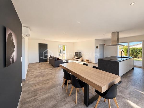 Et si votre prochaine maison avait déjà un petit goût de vacances ? ☀️🌴

Découvrez cette belle maison contemporaine de 111 m² habitables, implantée sur une parcelle de 772 m², offrant de beaux volumes, une vraie luminosité et des extérieurs pensés pour profiter pleinement des beaux jours. 😍

❤️ UNE PIÈCE DE VIE QUI DONNE ENVIE DE RECEVOIR

Dès l’entrée, vous découvrez une grande pièce de vie lumineuse et ouverte, réunissant salon, salle à manger et cuisine dans une ambiance moderne et conviviale.

🍽️ La cuisine équipée avec son grand îlot central s’intègre parfaitement à cet espace : idéale pour cuisiner tout en profitant de sa famille ou de ses invités.

🛏️ CÔTÉ NUIT

La maison propose 3 chambres, permettant d'accueillir confortablement toute la famille ou d'aménager un espace bureau.

🚿 Une salle d’eau et un WC séparé complètent l’ensemble.

🧺 Une buanderie indépendante apporte un vrai plus au quotidien, tandis que le garage 🚗 offre un espace supplémentaire pour stationner et ranger.

🌴 DEUX TERRASSES & UNE PISCINE… L’ÉTÉ PEUT COMMENCER ! 🏊‍♂️☀️

C’est probablement l’un des gros coups de cœur de cette maison. ❤️

Vous profitez de deux terrasses aux ambiances différentes : une terrasse couverte, parfaite pour déjeuner à l’ombre, installer un salon extérieur ou prolonger les soirées d’été 🌙🍹, ainsi qu’une seconde terrasse directement devant la piscine pour les transats et les journées farniente au bord de l’eau. 😎🏊‍♂️

Le tout prend place sur une parcelle de 772 m², avec suffisamment d’espace pour profiter pleinement de l’extérieur. 🌿

✨ LES ATOUTS EN UN COUP D’ŒIL : 111 m² habitables • 772 m² de terrain 🌳 • 3 chambres 🛏️ • salle d’eau 🚿 • WC séparé 🚽 • grande pièce de vie lumineuse ☀️ • cuisine équipée avec îlot 🍽️ • buanderie 🧺 • garage 🚗 • climatisation ❄️ • 2 terrasses dont une couverte 🌴 • terrasse devant la piscine ☀️ • piscine 🏊‍♂️

💙 Une maison contemporaine, fonctionnelle et conviviale, où l’intérieur se prolonge naturellement vers l’extérieur.

📸 Vous aimez les photos ? Attendez de découvrir l’ambiance sur place…

📲 Contactez-moi pour organiser votre visite. Une maison comme celle-ci se découvre encore mieux en vrai ! 🔑🏡