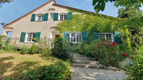 Vente maison de ville Angouleme (16000), 185.00m² avec 6 pièce(s) dont 4 chambre(s) sur 1100.00m² de terrain. Agence Allard Brimeaud