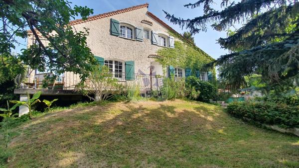 Vente maison de ville Angouleme (16000), 185.00m² avec 6 pièce(s) dont 4 chambre(s) sur 1100.00m² de terrain. Agence Allard Brimeaud
