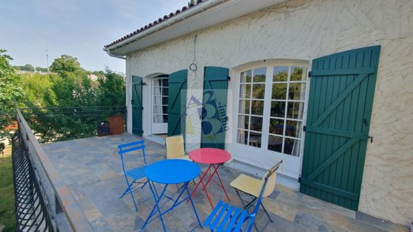 Vente maison de ville Angouleme (16000), 185.00m² avec 6 pièce(s) dont 4 chambre(s) sur 1100.00m² de terrain. Agence Allard Brimeaud