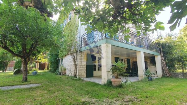 Vente maison de ville Angouleme (16000), 185.00m² avec 6 pièce(s) dont 4 chambre(s) sur 1100.00m² de terrain. Agence Allard Brimeaud