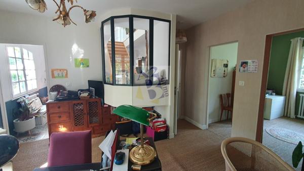 Vente maison de ville Angouleme (16000), 185.00m² avec 6 pièce(s) dont 4 chambre(s) sur 1100.00m² de terrain. Agence Allard Brimeaud