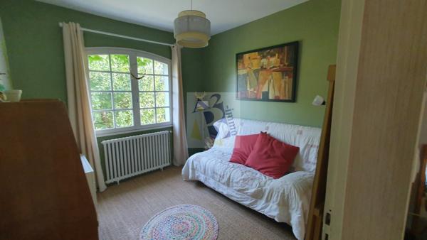 Vente maison de ville Angouleme (16000), 185.00m² avec 6 pièce(s) dont 4 chambre(s) sur 1100.00m² de terrain. Agence Allard Brimeaud