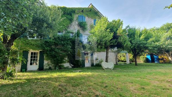 Vente maison de ville Angouleme (16000), 185.00m² avec 6 pièce(s) dont 4 chambre(s) sur 1100.00m² de terrain. Agence Allard Brimeaud