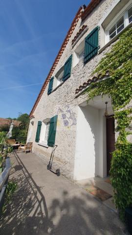 Vente maison de ville Angouleme (16000), 185.00m² avec 6 pièce(s) dont 4 chambre(s) sur 1100.00m² de terrain. Agence Allard Brimeaud