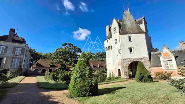 Magnifique ensemble de châteaux datant des XVe, XVIIe et XVIIIe siècles, situé à 1h20 de Paris, au cœur de la région du Perche.