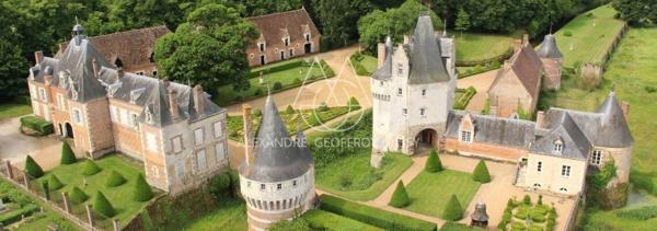 Magnifique ensemble de châteaux datant des XVe, XVIIe et XVIIIe siècles, situé à 1h20 de Paris, au cœur de la région du Perche.