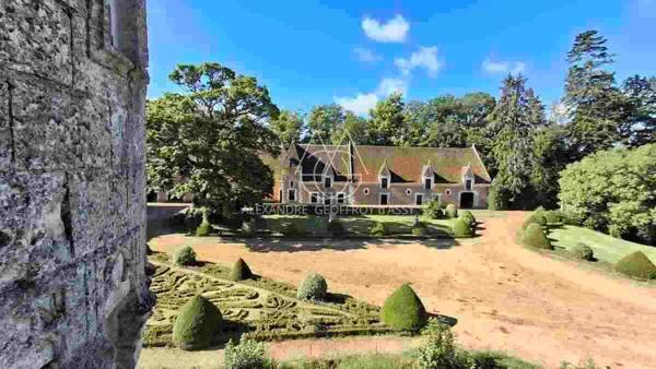 Magnifique ensemble de châteaux datant des XVe, XVIIe et XVIIIe siècles, situé à 1h20 de Paris, au cœur de la région du Perche.