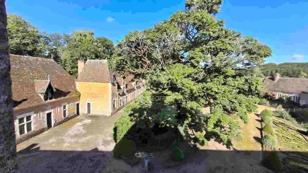 Magnifique ensemble de châteaux datant des XVe, XVIIe et XVIIIe siècles, situé à 1h20 de Paris, au cœur de la région du Perche.