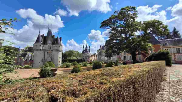 Magnifique ensemble de châteaux datant des XVe, XVIIe et XVIIIe siècles, situé à 1h20 de Paris, au cœur de la région du Perche.
