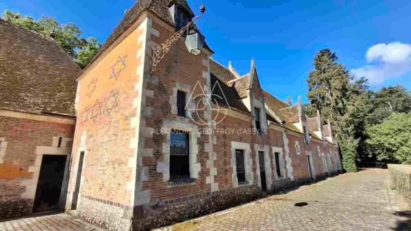Magnifique ensemble de châteaux datant des XVe, XVIIe et XVIIIe siècles, situé à 1h20 de Paris, au cœur de la région du Perche.