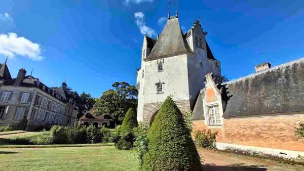 Magnifique ensemble de châteaux datant des XVe, XVIIe et XVIIIe siècles, situé à 1h20 de Paris, au cœur de la région du Perche.