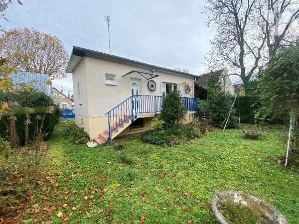 Maison située à ST JEAN LE BLANC , route de sandillon