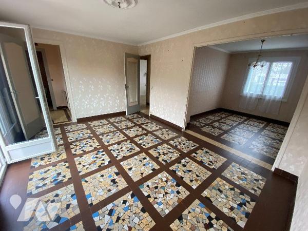 Maison située à ST JEAN LE BLANC , route de sandillon