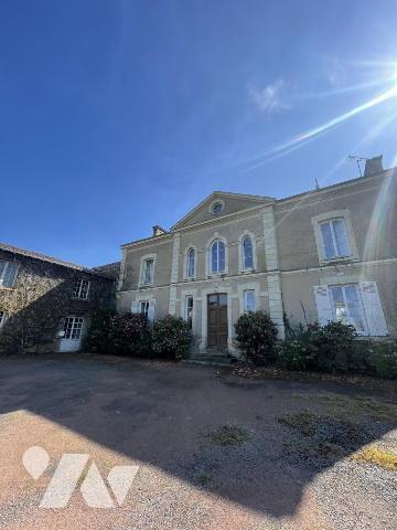 EXCLUSIVITÉ À Saint-Pierre-Montlimart – Maison de caractère avec dépendances et terrain