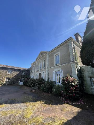 EXCLUSIVITÉ À Saint-Pierre-Montlimart – Maison de caractère avec dépendances et terrain