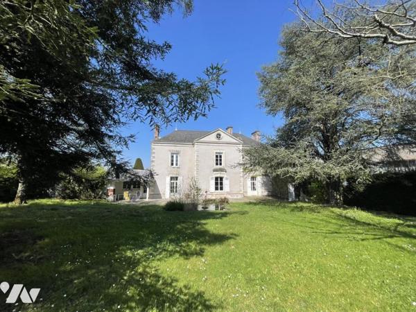 EXCLUSIVITÉ À Saint-Pierre-Montlimart – Maison de caractère avec dépendances et terrain