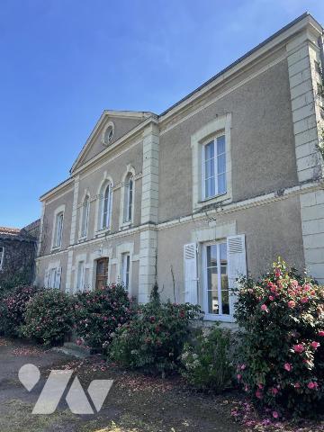 EXCLUSIVITÉ À Saint-Pierre-Montlimart – Maison de caractère avec dépendances et terrain
