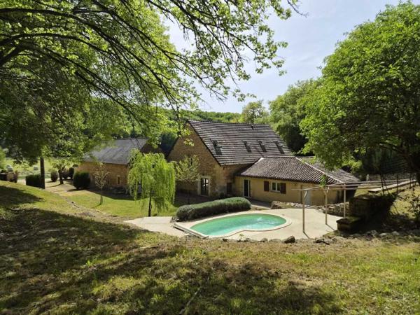 Maison ancienne - Les eyzies Magnifique restauration pour cette propriété de 300m² habitables avec dépendances restant à aménager.