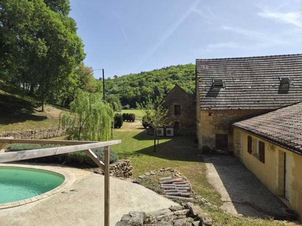 Maison ancienne - Les eyzies Magnifique restauration pour cette propriété de 300m² habitables avec dépendances restant à aménager.