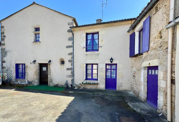 Maison de caractère de 220 m² au cœur de la cité médiévale de Saint-Loup-Lamairé avec studio indépendant, garage et dépendances.