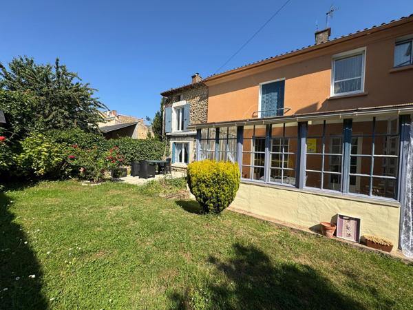 Maison de caractère de 220 m² au cœur de la cité médiévale de Saint-Loup-Lamairé avec studio indépendant, garage et dépendances.