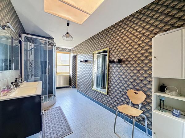 Maison de caractère de 220 m² au cœur de la cité médiévale de Saint-Loup-Lamairé avec studio indépendant, garage et dépendances.