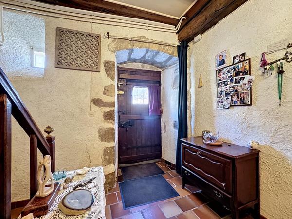 Maison de caractère de 220 m² au cœur de la cité médiévale de Saint-Loup-Lamairé avec studio indépendant, garage et dépendances.