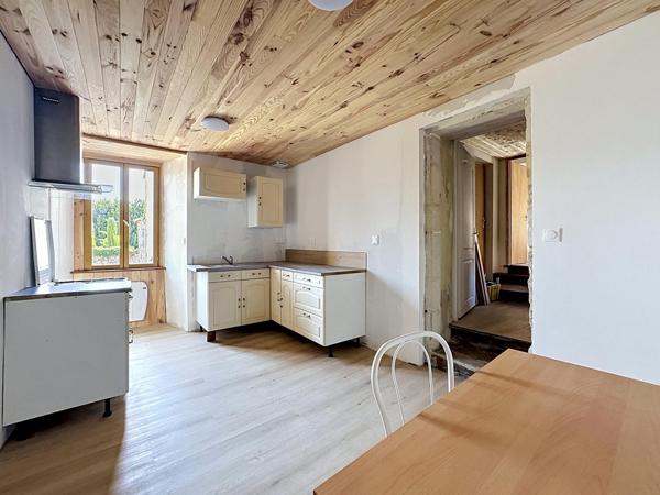Maison de caractère de 220 m² au cœur de la cité médiévale de Saint-Loup-Lamairé avec studio indépendant, garage et dépendances.