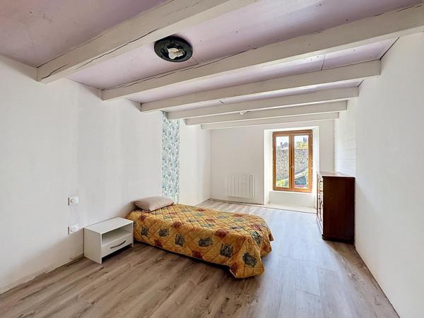 Maison de caractère de 220 m² au cœur de la cité médiévale de Saint-Loup-Lamairé avec studio indépendant, garage et dépendances.