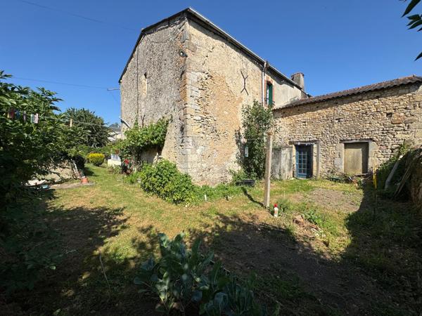 Maison de caractère de 220 m² au cœur de la cité médiévale de Saint-Loup-Lamairé avec studio indépendant, garage et dépendances.