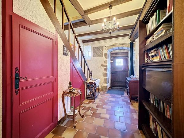 Maison de caractère de 220 m² au cœur de la cité médiévale de Saint-Loup-Lamairé avec studio indépendant, garage et dépendances.
