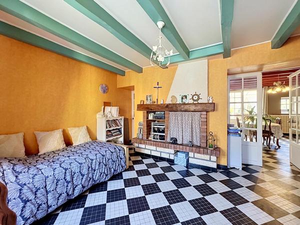 Maison de caractère de 220 m² au cœur de la cité médiévale de Saint-Loup-Lamairé avec studio indépendant, garage et dépendances.