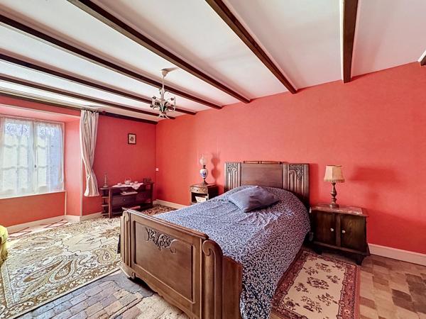 Maison de caractère de 220 m² au cœur de la cité médiévale de Saint-Loup-Lamairé avec studio indépendant, garage et dépendances.