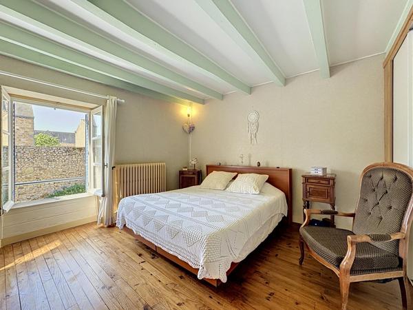 Maison de caractère de 220 m² au cœur de la cité médiévale de Saint-Loup-Lamairé avec studio indépendant, garage et dépendances.