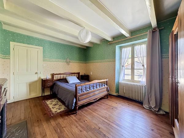 Maison de caractère de 220 m² au cœur de la cité médiévale de Saint-Loup-Lamairé avec studio indépendant, garage et dépendances.