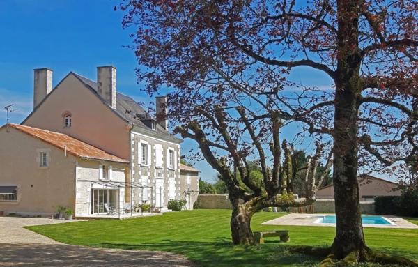 PROPRIETE NIEUIL L ESPOIR AU CALME AVEC PARC ET PISCINE