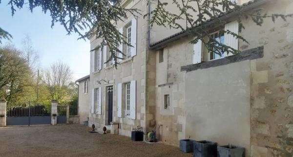 PROPRIETE NIEUIL L ESPOIR AU CALME AVEC PARC ET PISCINE