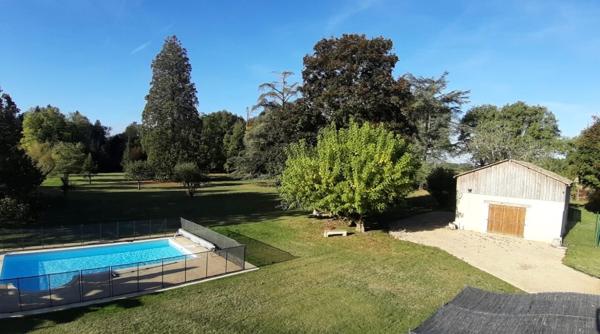 PROPRIETE NIEUIL L ESPOIR AU CALME AVEC PARC ET PISCINE