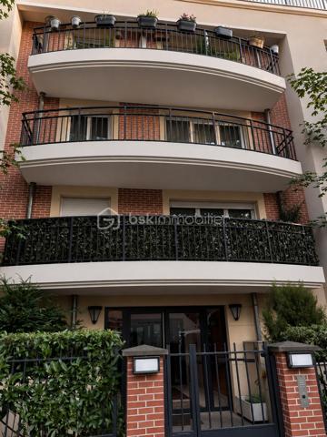 Centre ville à 15min à pieds du RER B et Futur Métro L15 proche toutes commodités, dans une RESIDENCE STANDING, au 2ème étage/4 (ascenseur), Appartement 3P de 61,66m² : entrée - cuisine ouverte sur séjour avec accès au BALCON donnant sur COUR - 2 chambres - sdb - wc. 2 PARKINGS en sous-sol. Les +++ Résidence Standing récente (2010) - Agencement optimisé - Bon secteur... Faire vite ! Une visite s'impose.